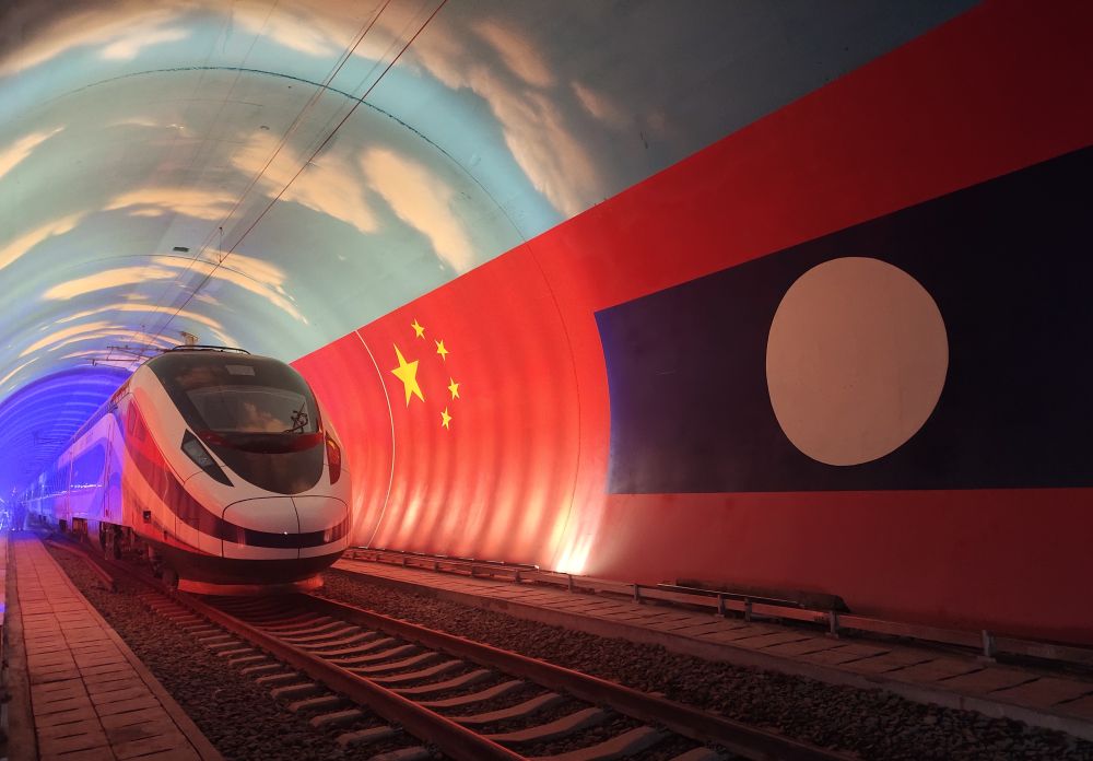 2021年10月15日，“澜沧号”动车组通过中老友谊隧道内的两国边界。