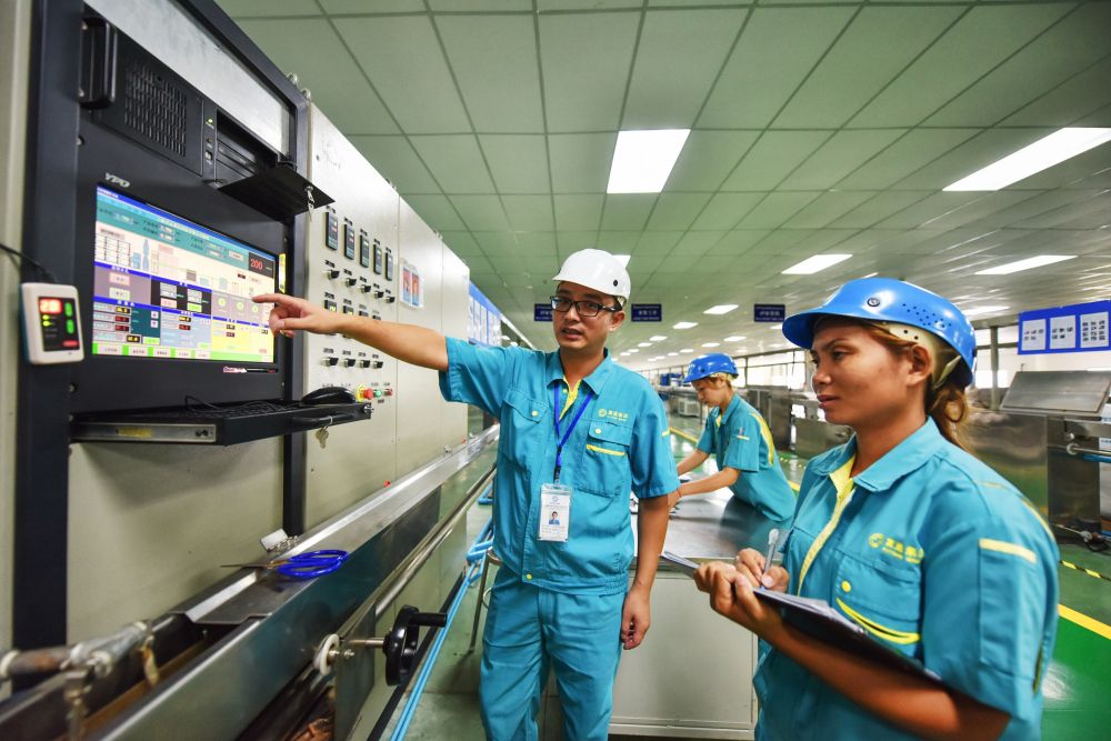 2015年5月11日，在泰国罗勇的泰中罗勇工业园，中国技术人员（前左）对泰国工人进行技术指导。